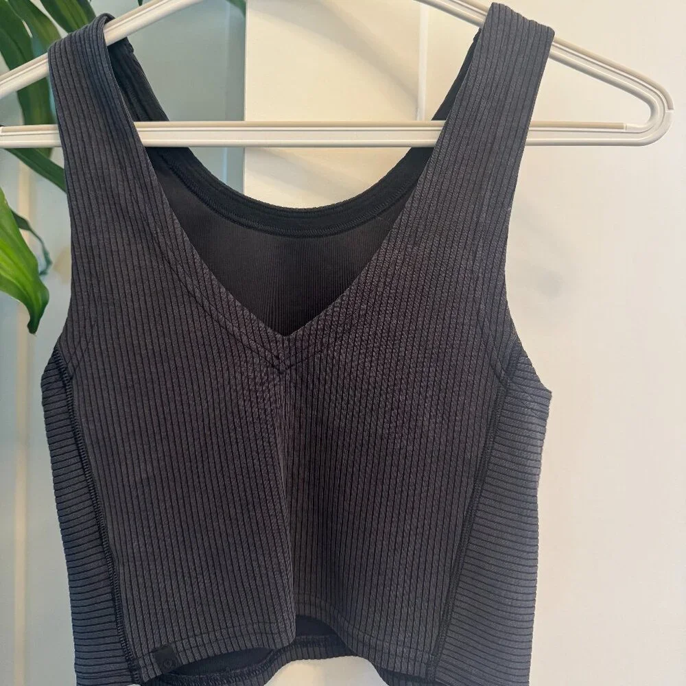 Lululemon Ribbed Softstreme Cropped Tank in Black, Size 4 - Picture 1 of 3